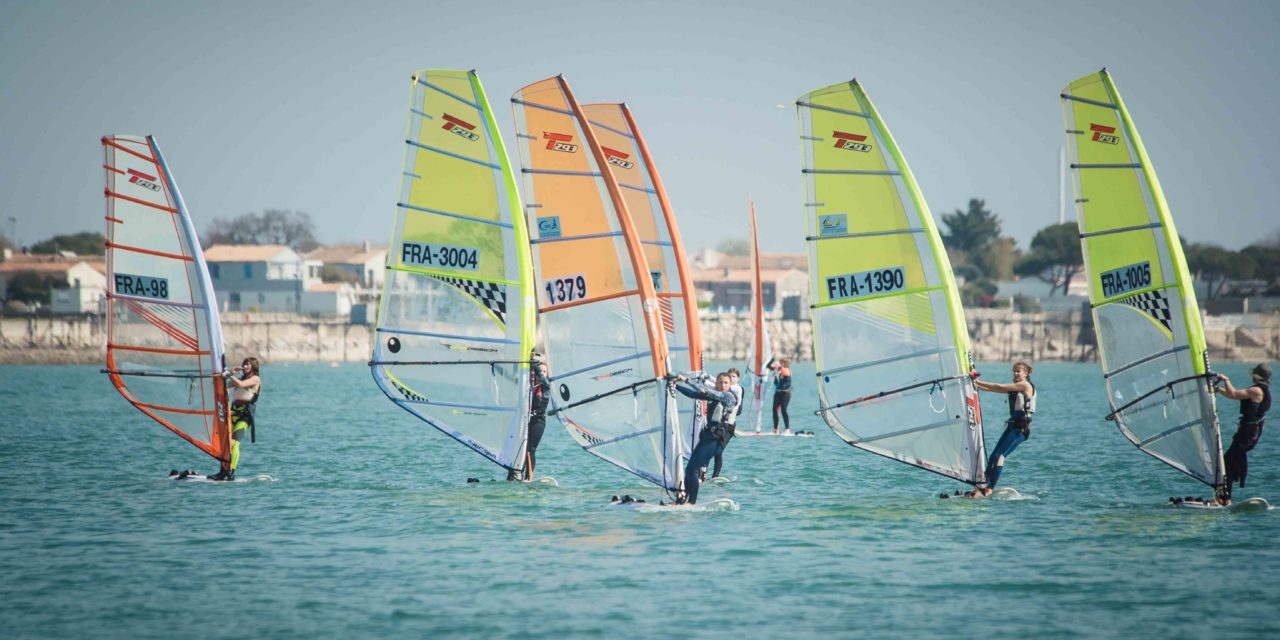 des conditions estivales pour la deuxième sélective de Ligue Windsurf 2022 à Angoulins