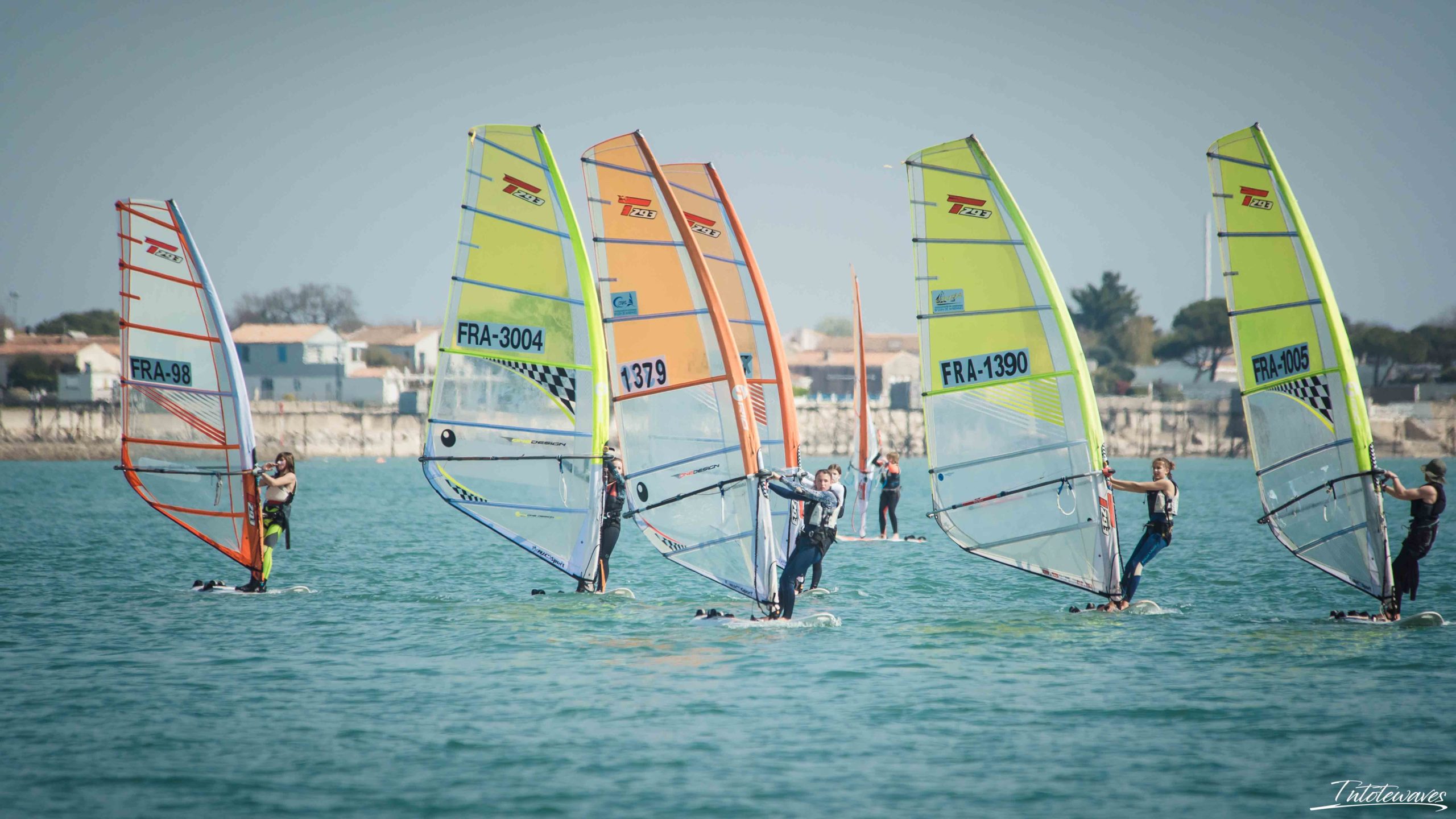 des conditions estivales pour la deuxième sélective de Ligue Windsurf 2022 à Angoulins